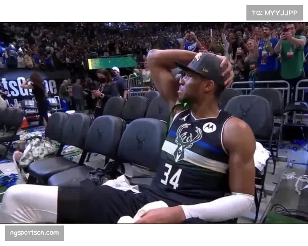 帕纳辛纳科斯夺冠瞬间 球迷狂喜庆祝场面再现